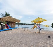 Paplūdimys ežero pakrantėje
