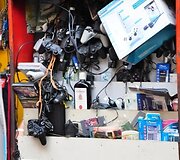 Viskis parduodamas tarp elektros įrangos