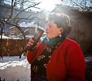 Gruzinė Neli svečius pasitinkanti užkrečiančiu juoku ir tostais