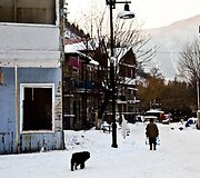 Vietiniai žmonės į parką kiekvieną dieną ateina prisipildyti talpas mineralinio vandens