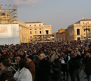 Nors ir nesausakim&scaron;as, tačiau Vatikanas užsipildė žmonėmis norinčiais atsisveikinti su popiežiumi