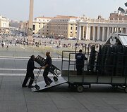 Aik&scaron;tė tu&scaron;tinama nuo pakylų ir kėdžių iki kitų svarbių Vatikano įvykių