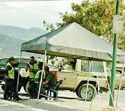 Policijos ir armijos gausu - kas keliasde&scaron;imt kilometrų, o ties Kolumbijos siena ir tankiau. Jie sukuria įvaizdį, kad gyventojai turėtų jaustis saugūs. Tam tikra prasme jie ir jaučias saugiau, bet daug tvarkos sergėtojų korumpuoti.