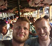 Andrius ir Paulius patogiai įsitaisė mink&scaron;tuose gultuose siaurutėje valtelėje ir leidosi į pusdienio pasiplaukiojimą begaliniais džiunglių kanalais. 