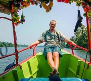 Kitądien neatsispyrėme pagundai patyrinėti mažuosius kanalus ir aplankyti žvejų kaimelius. Pakliuvo spalvinga valtelė ir draugi&scaron;kas kapitonas. 