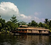 Plaukiojantys namai su visais patogumais. Alleppey miestelio pa&scaron;onėje tokių gražuolių i&scaron;tisi rajonai.