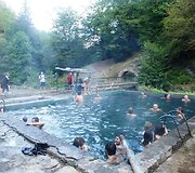 Boržomio parke nuo senų laikų likęs baseinas - mėgiamas ir vietinių, ir turistų