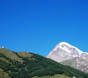 Tuo Gruzija ir įdomi &ndash; vienur dykros, kitur kalnai. Kazbegio kalnas