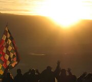 Tūkstančiai žmonių visoje Bolivijoje ankstų birželio 21-osios rytą dalyvavo Andų naujųjų sutikimo ceremonijose &ndash; i&scaron;kėlę delnus sėmėsi tekančios saulės energijos