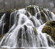 Įspūdingi kriokliai/kaskados rytų Prancūzijos viduramži&scaron;kame kalnų miestelyje Baume les Messieurs Franche