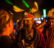 Vienas festivalio organizatorių Steven Raspa sveikina vieną &bdquo;Lituanicos pauk&scaron;čių&ldquo; autorę