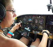 Naujai i&scaron;kepta lėktuvo pilotė. Kaip sakė mokytojas Martinas, laikėsi ji puikiai