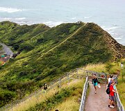 Kopėm į kalną Diamond Head pasigrožėti vaizdais.