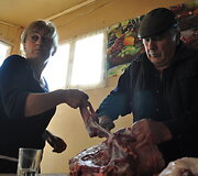 Larisa ir sodybos &scaron;eimininkas doroja avieną