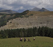 Per Kaukazo kalnus su žirgais