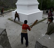 Lietuvių ekspedicija į Himalajus: vaikai žaidžia kriketą