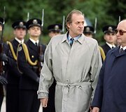 Wojciechas Jaruzelskis (de&scaron;inėje) su Ispanijos karaliumi Juanu Karlosu 1989-aisiais