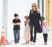 Angelina Jolie su sūnumi Paxu, dukromis Zahara ir Vivienne