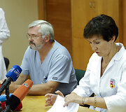 Aku&scaron;erijos skyriaus vadovas doc. Vladas Gintautas ir Aku&scaron;erijos ir ginekologijos klinikos skyriaus vadovė prof. Rūta Nadi&scaron;auskienė.