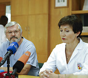 Aku&scaron;erijos skyriaus vadovas doc. Vladas Gintautas ir Aku&scaron;erijos ir ginekologijos klinikos skyriaus vadovė prof. Rūta Nadi&scaron;auskienė,