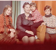 Su mama, broliu ir seserimi