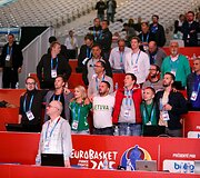 Sporto žurnalistai gieda Lietuvos himną prie&scaron; rungtynes Europos krep&scaron;inio čempionate