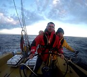 Žilvinas Pekarskas (kairėje) vairavo vieną garsiausių Lietuvos jūrinių jachtų Ambersail ir filmavo siaučiant 30 mazgų audrai