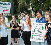 Protesto akcija, siekiant paraginti policiją geriau tirti neapykantos nusikaltimus