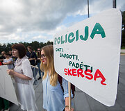 Protesto akcija, siekiant paraginti policiją geriau tirti neapykantos nusikaltimus