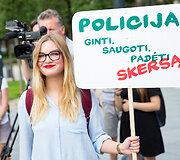 Protesto akcija, siekiant paraginti policiją geriau tirti neapykantos nusikaltimus