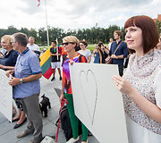 Protesto akcija, siekiant paraginti policiją geriau tirti neapykantos nusikaltimus