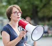 Protesto akcija, siekiant paraginti policiją geriau tirti neapykantos nusikaltimus