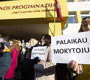 Mokytojų palaikymo akcija  &bdquo;&Scaron;MM, i&scaron;girsk mokytojus&ldquo; prie Vilniaus Žemynos progimnazijos