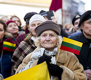 Vasario 16-osios minėjimas prie Lietuvos nepriklausomybės signatarų namų Vilniuje