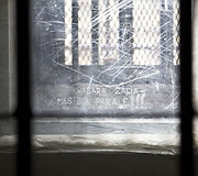 Užra&scaron;as, i&scaron;raižytas ant stiklo drausmės izoliatoriuje.