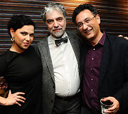 Justę Arlauskaitę-Jazzu sveikino ir garsusis pianistas Petras Geniu&scaron;as (centre)