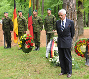 Vokiečių karių perlaidojimo ceremonijos akimirka
