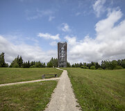 &Scaron;iaulės bok&scaron;tas su papėdės kalvelėmis