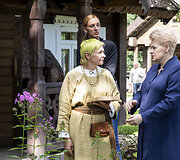 Dalia Grybauskaitė lankėsi medkopio pabaigos &scaron;ventėje senovinės bitininkystės muziejuje