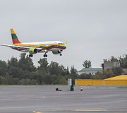 Lietuvos vėliavos spalvomis nudažyto lėktuvo &bdquo;Airbus A220-300&ldquo; pasitikimas Vilniaus oro uoste