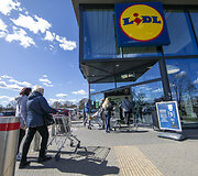 Eilės prie prekybos centrų Vilniuje