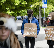 Gyvūnų mylėtojai rinkosi prie Aplinkos ministerijos