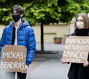 Gyvūnų mylėtojai rinkosi prie Aplinkos ministerijos