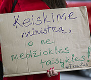 Gyvūnų mylėtojai rinkosi prie Aplinkos ministerijos