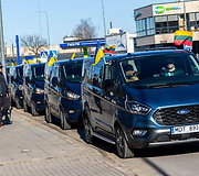 Pajudėjo 10 keleivinių mikroautobusų su Lietuvos verslo ir gyventojų parama Ukrainos žmonėms