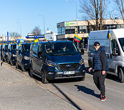 Pajudėjo 10 keleivinių mikroautobusų su Lietuvos verslo ir gyventojų parama Ukrainos žmonėms