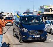 Pajudėjo 10 keleivinių mikroautobusų su Lietuvos verslo ir gyventojų parama Ukrainos žmonėms