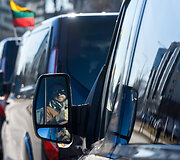 Pajudėjo 10 keleivinių mikroautobusų su Lietuvos verslo ir gyventojų parama Ukrainos žmonėms