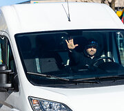 Pajudėjo 10 keleivinių mikroautobusų su Lietuvos verslo ir gyventojų parama Ukrainos žmonėms