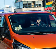 Pajudėjo 10 keleivinių mikroautobusų su Lietuvos verslo ir gyventojų parama Ukrainos žmonėms